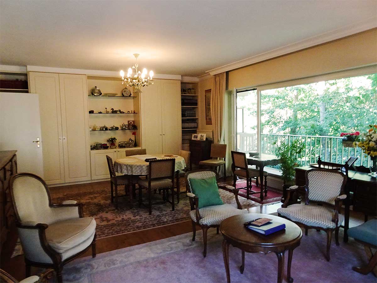 Séjour lumineux d'un appartement meublé par sa résidente