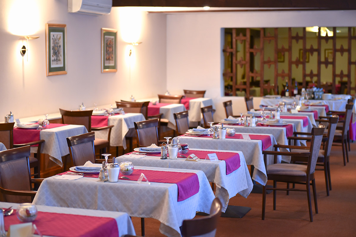 La salle du restaurant, tables dressées